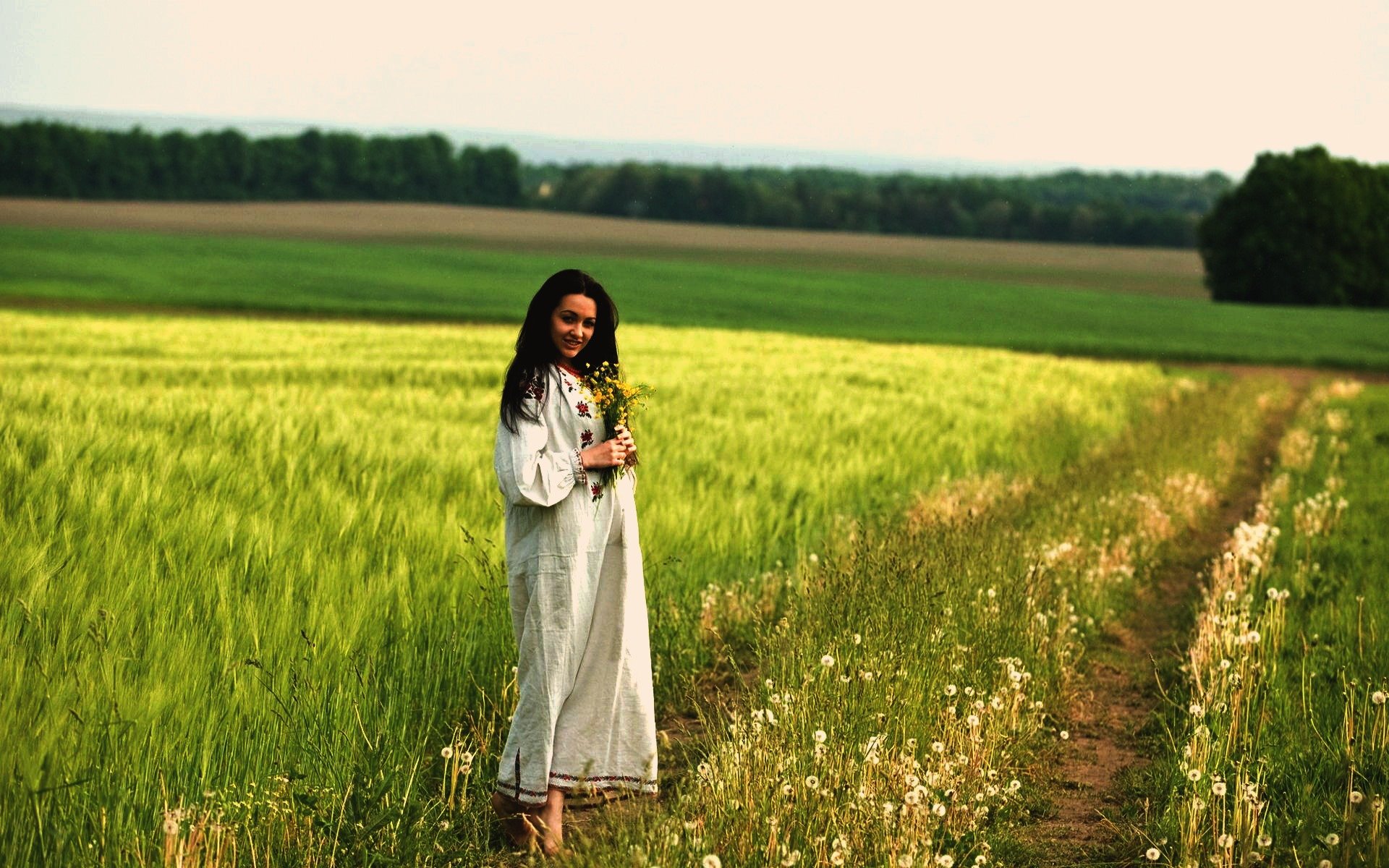 Women in Slavic costumes in Tiraspol