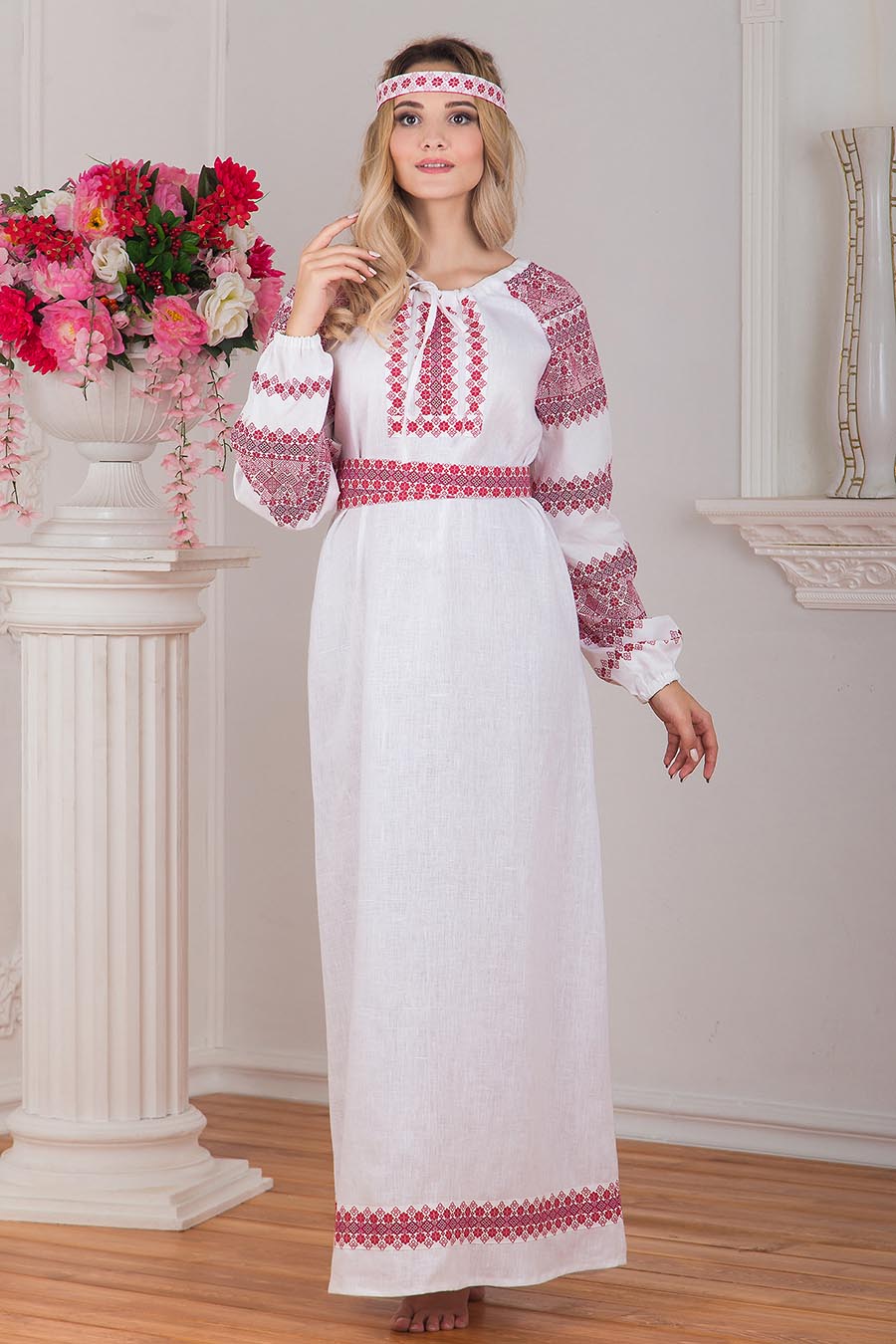 Women in Slavic costumes in Tiraspol