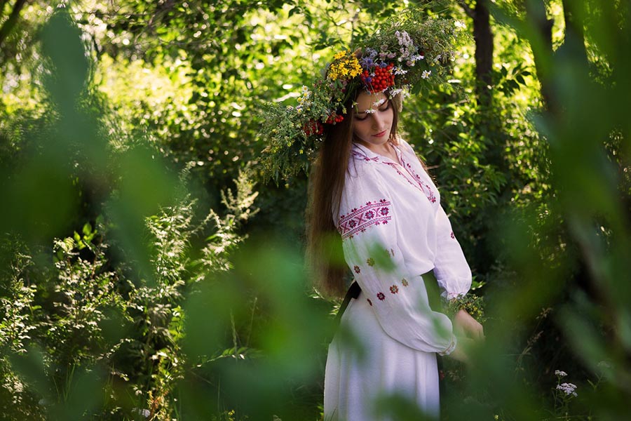 Model Girls in Slavic costumes in Tiraspol