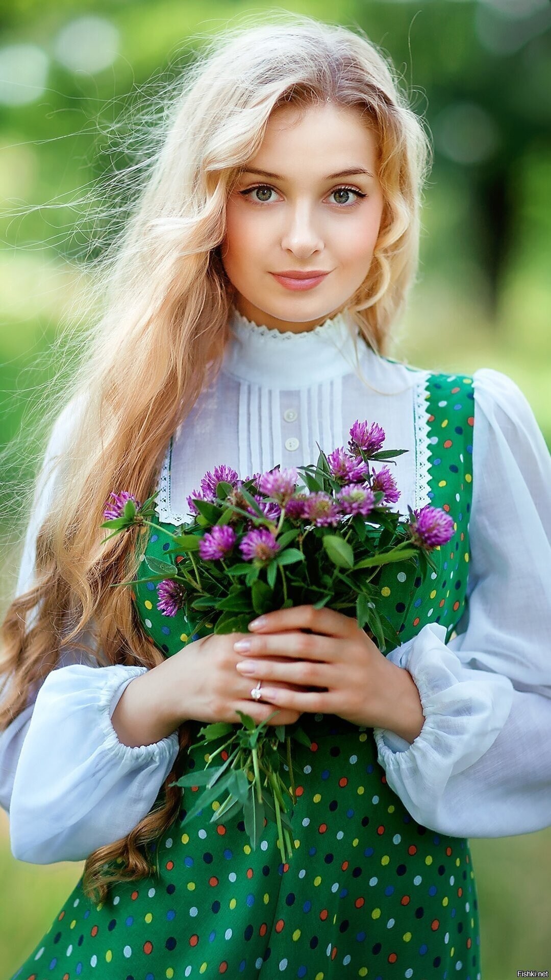 Girls in Slavic costumes in Tiraspol